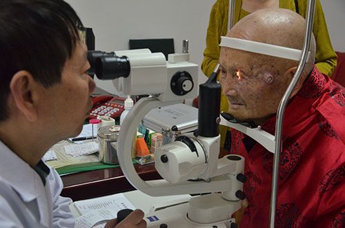 100歲白內障老人普瑞眼科復明在即