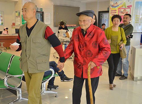 100歲白內障老人普瑞眼科復明在即